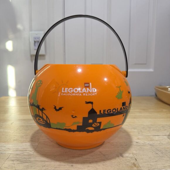 LEGOLAND California Hotel Pumpkin Candy Bucket 2018 Halloween Plastic FLAWED GUC - Picture 2 of 12